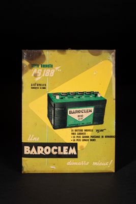 une boîte de piles posée sur une surface noire