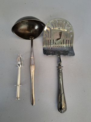 CHRISTOFLE et GALLIA Trois pièces en métal argenté : pince à…