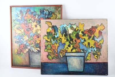 deux tableaux représentant des fleurs dans un vase, accrochés au mur