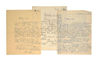 trois vieux papiers couverts d'écriture manuscrite, empilés les uns sur les autres