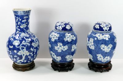 trois vases bleus et blancs posés sur une table blanche