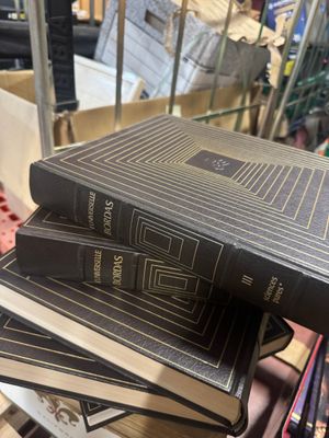 plusieurs livres empilés sur une table