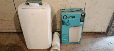 une photo représentant un réfrigérateur blanc et une boîte de papier toilette
