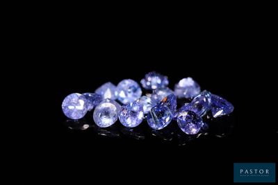 gros plan d'un bouquet de saphirs bleus sur une surface noire