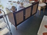 une pièce avec une table, des chaises et une bibliothèque
