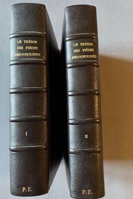 deux livres posés côte à côte sur une table