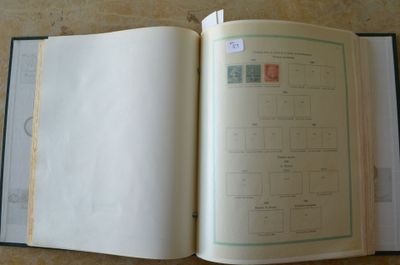 un livre ouvert dans lequel figure l'image d'un calendrier