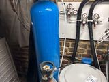 un réservoir bleu et un seau blanc dans une pièce