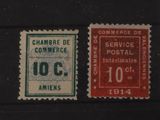 deux timbres de couleurs différentes sur un fond noir