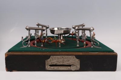 une maquette en métal d'une machine à vapeur posée sur une table verte