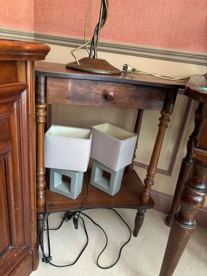 une petite table avec deux bacs en dessous