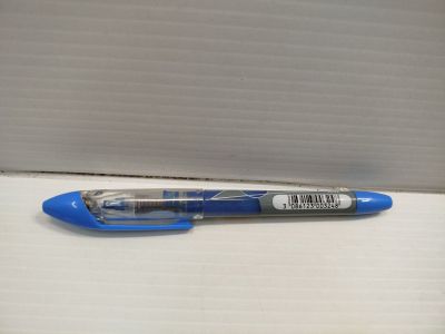 un stylo bleu posé sur une table