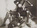 une photo en noir et blanc d'un homme assis sur une chaise