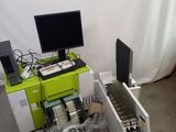 un bureau équipé d'un ordinateur et d'une imprimante dans une pièce