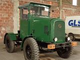 un camion vert garé dans un garage
