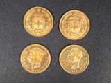 quatre pièces d'or sur un fond noir