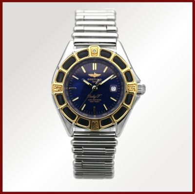 une image d'une montre en gros plan sur fond blanc
