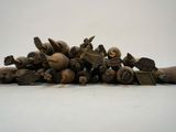 une pile de petites figurines posées sur une table