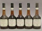 quatre bouteilles de vin sont alignées