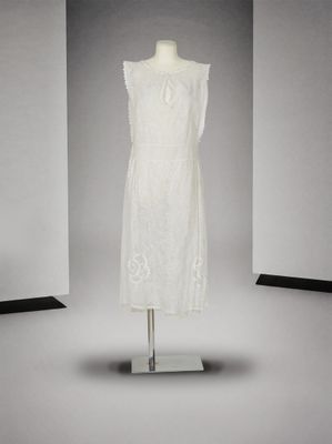 l'image d'une robe blanche sur un mannequin