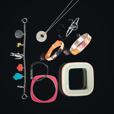 LACOSTE. Ensemble en métal argenté comprenant :