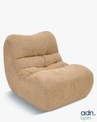 une image représentant une chaise posée sur un fond blanc