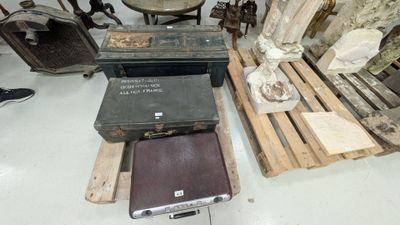 de nombreux objets qui traînent par terre dans la pièce