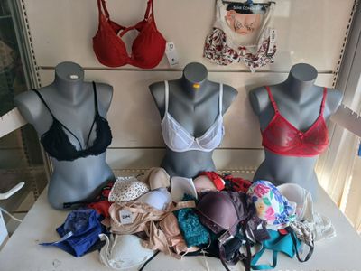 Trois mannequins sont alignés sur une table dans une pièce