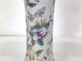 un vase blanc orné d'un motif floral