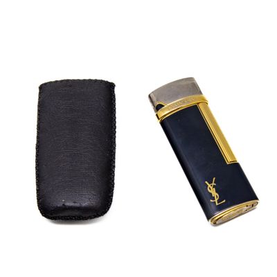YVES SAINT LAURENT, Paris. Briquet en métal laqué noir et mé…