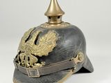 un gros plan d'un casque orné d'un aigle