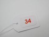 une étiquette blanche portant le numéro 34