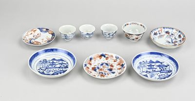 un ensemble d'assiettes et de bols bleus et blancs