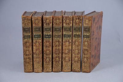 quatre livres sont alignés sur une surface blanche