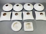 neuf pièces de porcelaine blanche percées de trous