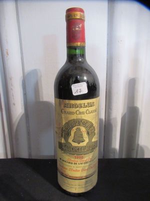 une bouteille de vin posée sur une table