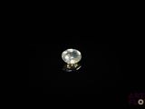 un diamant dans l'obscurité, sur fond noir