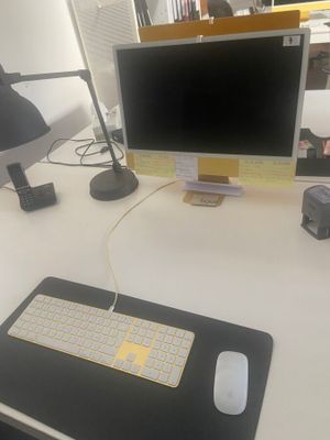 un ordinateur sur un bureau avec un clavier et une souris