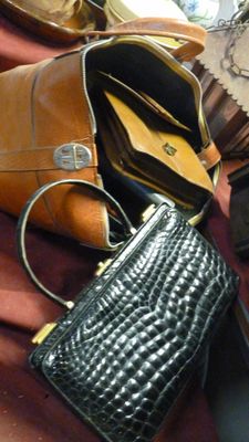 un sac à main posé sur une table avec d'autres objets