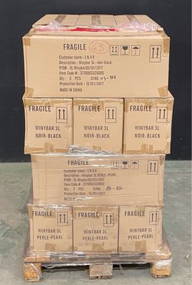 une pile de cartons posée sur une palette