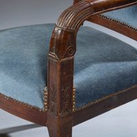 Deux fauteuils en acajou et placage d’acajou, les accotoirs … (photo 3)