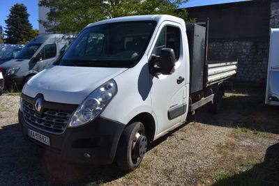 un camion blanc garé dans un parking