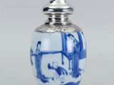 jarre en porcelaine chinoise bleue et blanche avec un couvercle en argent