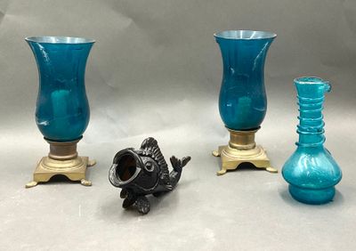 Ensemble comprenant 2 photophores en verre bleu (l'un accide…