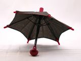 un parapluie noir avec des poignées rouges sur fond blanc