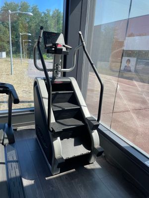 un tapis de course et un appareil de course dans une salle de sport