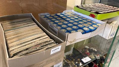 beaucoup de disques dans une boîte posée sur l'étagère