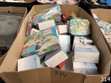 une boîte en carton remplie de toutes sortes de jouets