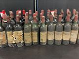 plusieurs bouteilles de vin sont alignées sur une table