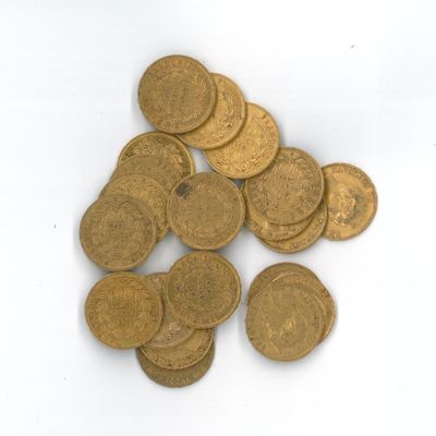 une pile de pièces d'or sur une surface blanche